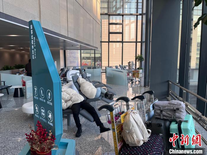 “躺平”休息区 温暖春运归途OG真人游戏杭州机场推出过夜
