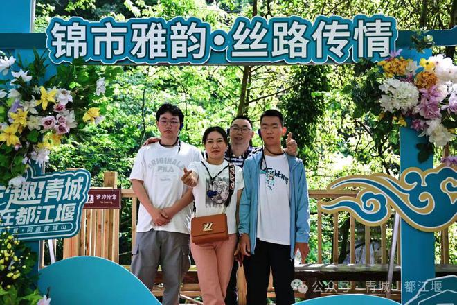江堰太火爆NPC白娘子被求合影到宕机OG真人顶流实锤！这个五一青城山都(图6)