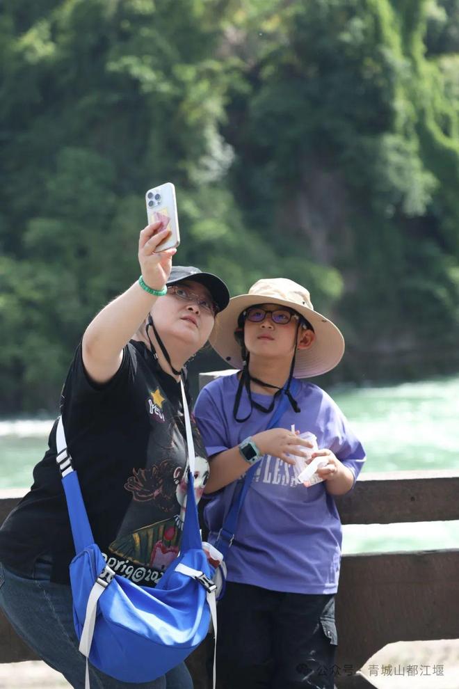 江堰太火爆NPC白娘子被求合影到宕机OG真人顶流实锤！这个五一青城山都(图2)