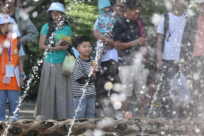 江堰太火爆NPC白娘子被求合影到宕机OG真人顶流实锤！这个五一青城山都(图23)