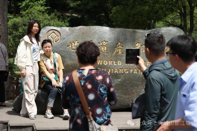 江堰太火爆NPC白娘子被求合影到宕机OG真人顶流实锤！这个五一青城山都(图21)