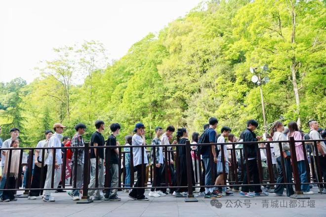 江堰太火爆NPC白娘子被求合影到宕机OG真人顶流实锤！这个五一青城山都(图11)