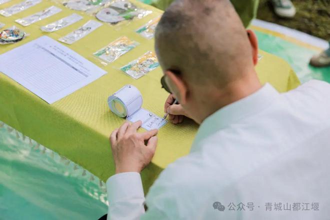 江堰太火爆NPC白娘子被求合影到宕机OG真人顶流实锤！这个五一青城山都(图19)