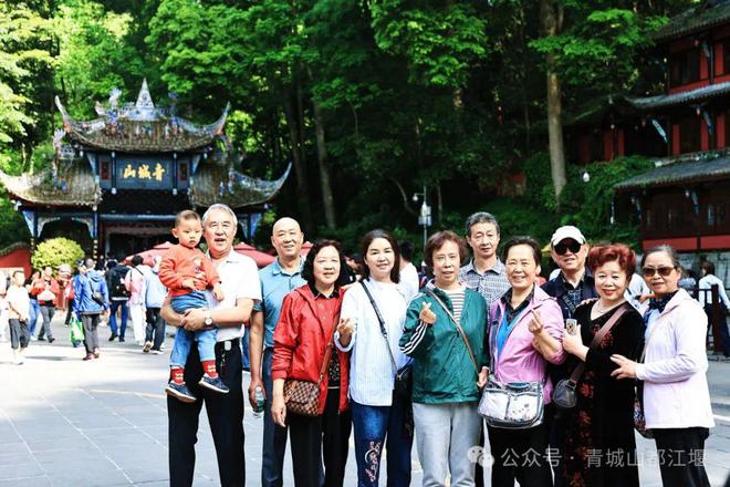江堰太火爆NPC白娘子被求合影到宕机OG真人顶流实锤！这个五一青城山都(图22)