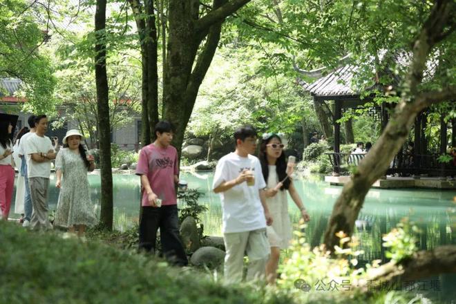 江堰太火爆NPC白娘子被求合影到宕机OG真人顶流实锤！这个五一青城山都(图28)