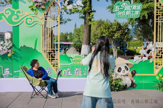 江堰太火爆NPC白娘子被求合影到宕机OG真人顶流实锤！这个五一青城山都(图29)