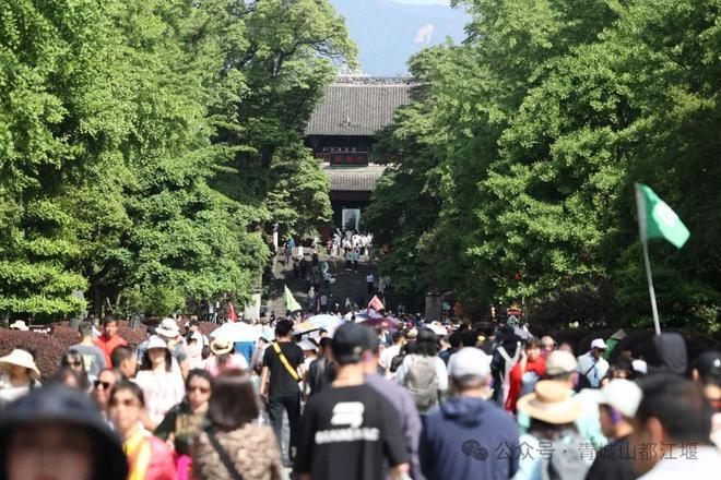 江堰太火爆NPC白娘子被求合影到宕机OG真人顶流实锤！这个五一青城山都(图27)